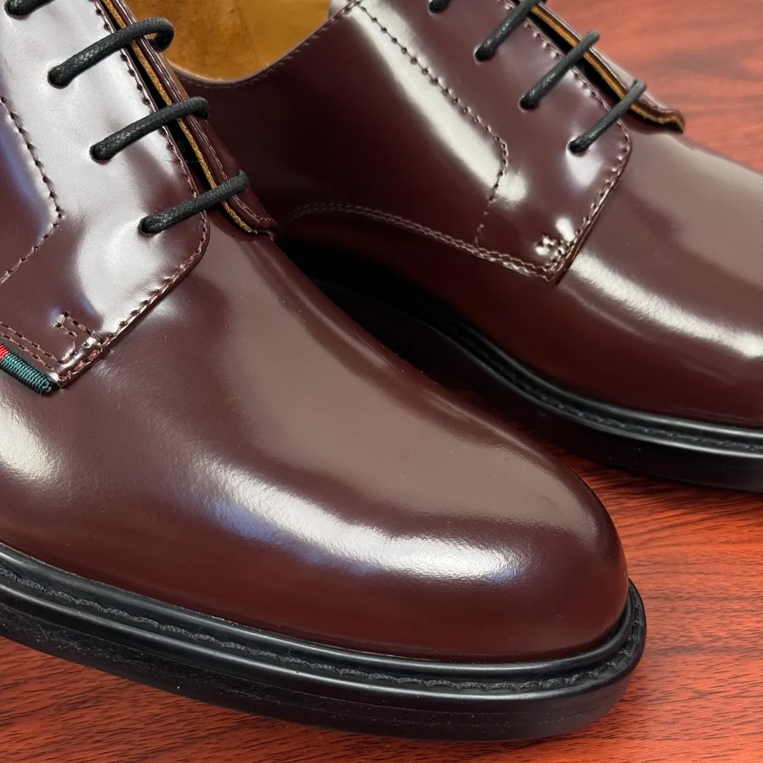 Batch 980 Gucci/Gucci new autumn men's lace-up derby shoes! Crafted from smooth, glossy cow leather, these lace-up shoes have an elegant and sophisticated silhouette that reflects the brand's classic elegance. European style last type Precisely cut upper from a whole piece of leather High-quality leather material with full texture Excellent gloss Excellent toughness, classic red and green webbing decoration Layered splicing design style, loose sneakers Native dyed calfskin lining Uniform and fine perforations, soft and comfortable Thickened leather outsole, composite rubber sole at the heel, excellent foot comfort, wear-resistant and non-slip, the first choice for light luxury, versatile for the foot, comes with a full set of packaging! Size: 39-40-41-42-43-44 leather shoe size (can be customized to 38.45.46) Item number: 812142 Burgundy